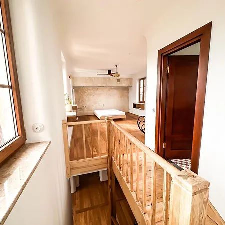 Old Town Square - 2m Royal Castle - 1m Barbican * Varsavia